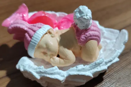 مجسمه سنگی مدل نوزاد روی بال فرشته