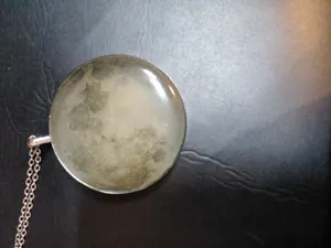 تجریه خرید آویز گردنبند مدل رزینی شبتاب طرح ماه کامل