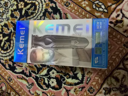 ماشین اصلاح موی سر و صورت کیمی مدل km-2293، اصلاح به صورت خط زن، منبع انرژی باتری، تکنولوژی اصلاح به صورت برش مستقیم، مدت زمان شارژ 180 دقیقه و مدت زمان استفاده پس از شارژ 180 دقیقه، به همراه آداپتور 5 ولت، کابل شارژ USB، سه عدد شانه، بدون صدا