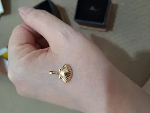 تجریه خرید آویز گردنبند طلا 18 عیار زنانه ماوی گالری مدل صدف اویستر