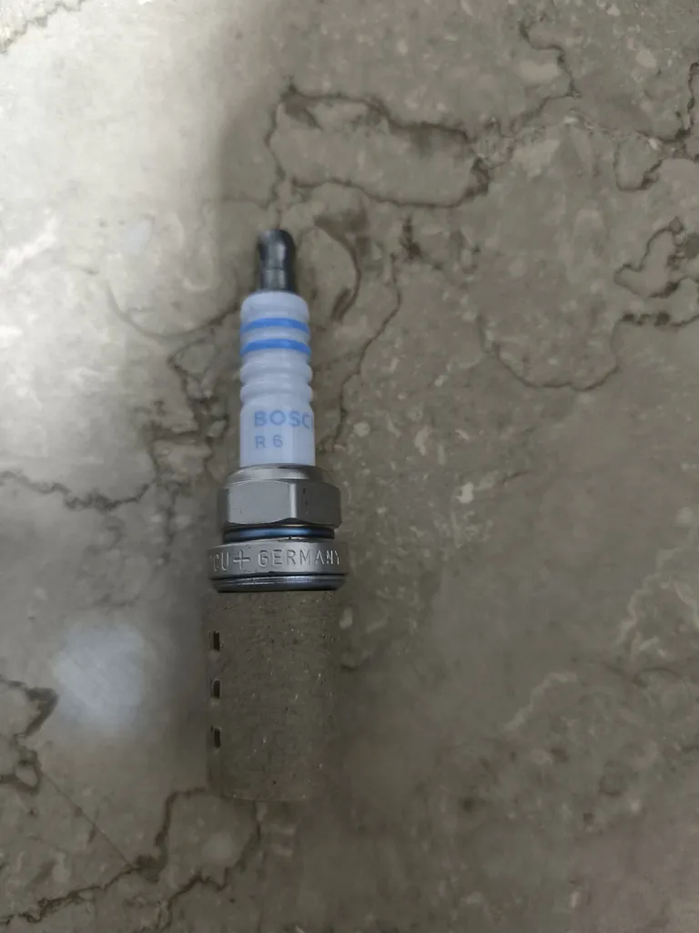 شمع خودرو بوش مدل دو پلاتین پایه کوتاه کد FLR8LDCU+ (+9) بسته 4 عددی