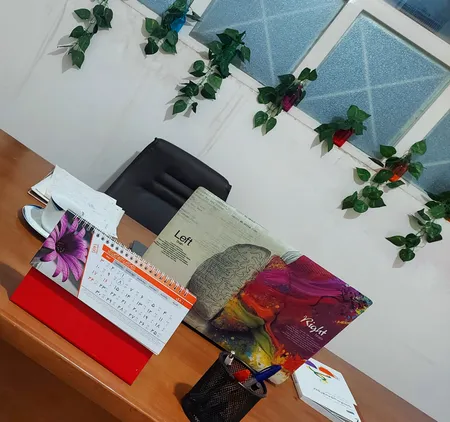 گل مصنوعی مدل ریسه برگ طرح پتوس