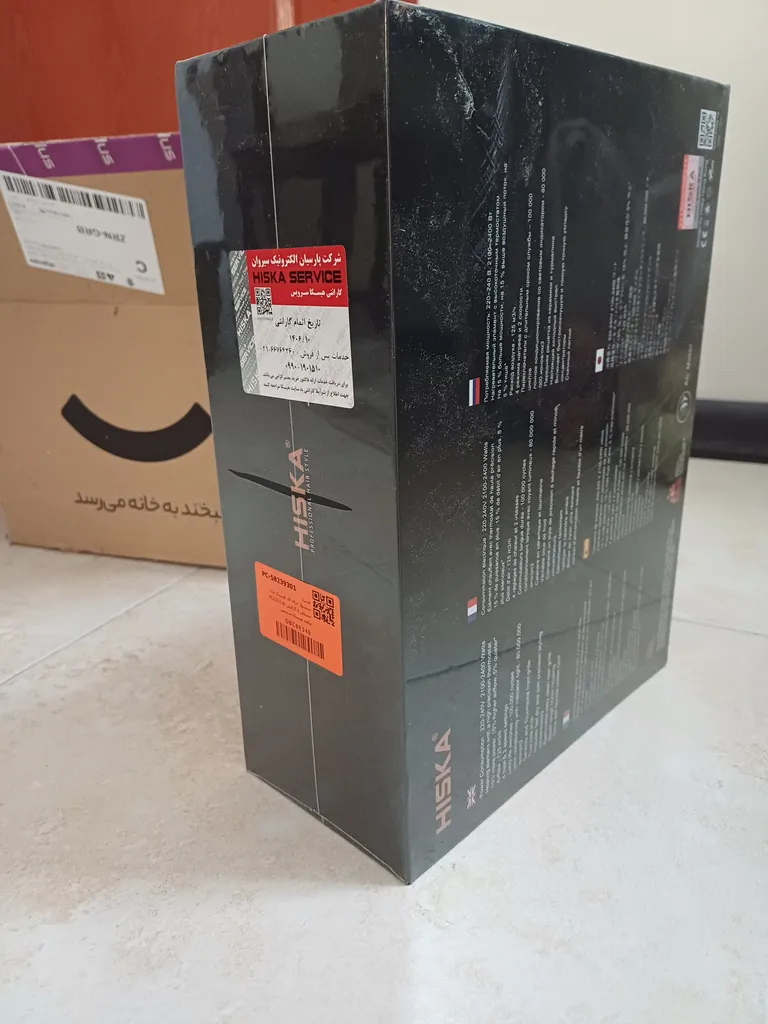 سشوار حرفه‌ای هیسکا مدل H5253، موتور AC با توان مصرفی 2400 وات، دارای قابلیت باد سرد، فناوری تولید یون، حلقه آویختن، با حالت فرکننده، صاف‌کننده و حجم‌دهنده، وزن 1100 گرم، تنظیم حرارت 3 حالته و کنترل سرعت 2 حالته، به همراه 2 عدد سری متمرکزکننده