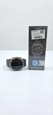 ساعت هوشمند سامسونگ مدل Galaxy Watch Ultra دارای قابلیت های کنترل موسیقی (Music Player)، قابلیت مکالمه از طریق بلوتوث، قابلیت تغییر طرح ساعت یا تم، صفحه همیشه روشن (Always-on Display)، پشتیبانی از دستیار صوتی بند سیلیکون