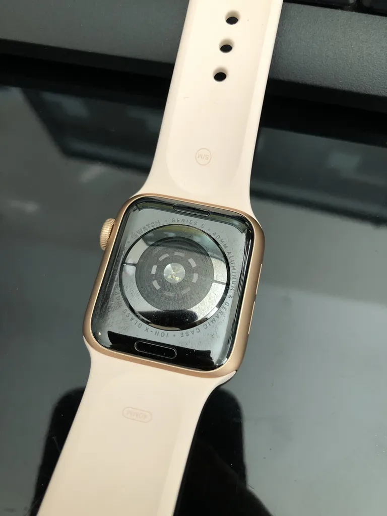 ساعت هوشمند اپل واچ سری 5 مدل 40mm Aluminum Case With Black Sport Silicon Band