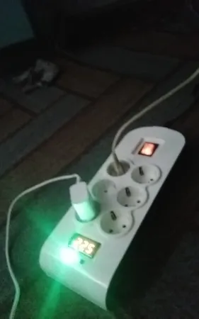 محافظ ولتاژ پارت الکتریک مدل PE8802