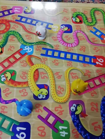 بازی منچ و مارپله تخته چوبی مدل Animals