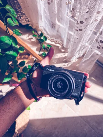 دوربین دیجیتال کانن مدل EOS M200 به همراه لنز 15-45 میلی متر IS STM