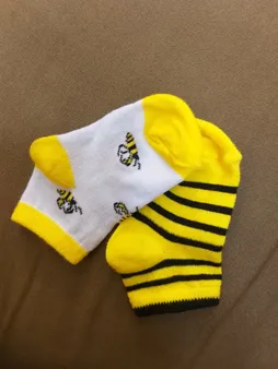 جوراب نوزادی طرح زنبور مدل N21