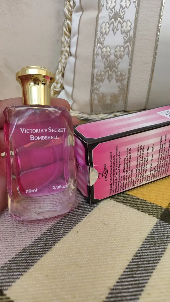 ادو پرفیوم زنانه زوا مدل ویکتوریا سکرت بامب شل با رایحه خنک حجم 70 میلی لیتر