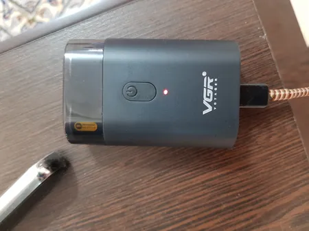 ماشین اصلاح موی صورت وی جی ار مدل 341، طراحی ارگونومیک، منبع انرژی با باتری، تکنولوژی اصلاح به صورت برش چرخشی، مدت زمان شارژ 60 دقیقه و مدت زمان استفاده پس از شارژ 90 دقیقه، به همراه برس تمیزکننده و کابل شارژ USB