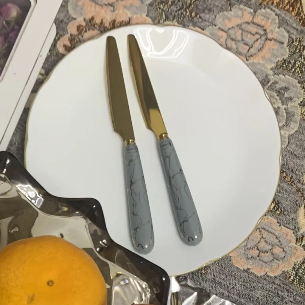 سرویس غذاخوری 26 پارچه داماس مدل لب طلا