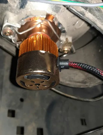 هدلایت لامپ خودرو D9 مدل H4 بسته 2 عددی