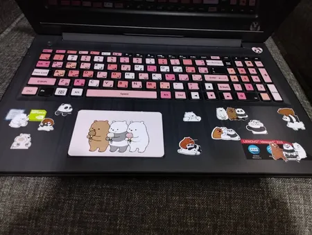 استیکر لپ تاپ راتیانا مدل panda khenge 08 مناسب برای لپ تاپ 15 تا 17 اینچ به همراه برچسب حروف فارسی کیبورد