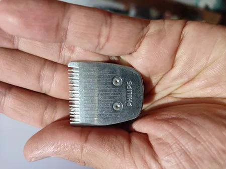 ماشین اصلاح موی صورت و بدن فیلیپس مدل MG7720، اصلاح به صورت خط زن، نمایشگر وضعیت باتری، قابلیت شارژ سریع، ضد آب، منبع انرژی با باتری قابل شارژ، تکنولوژی اصلاح به صورت برش مستقیم، مدت زمان شارژ 60 دقیقه و مدت زمان استفاده پس از شارژ 120 دقیقه، به‌همراه برس