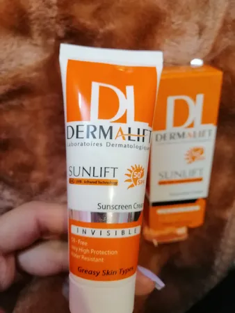 کرم ضدآفتاب بی‌رنگ درمالیفت مدل SPF50، مناسب پوست‌های چرب، حجم 40 میلی‌لیتر