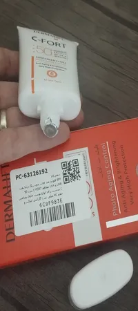 فلوئید ضد آفتاب بدون رنگ درمالیفت SPF 50 مدل C-FORT محافظ UVA و UVB مناسب برای انواع پوست حاوی ویتامین C  حجم 40 میلی لیتر