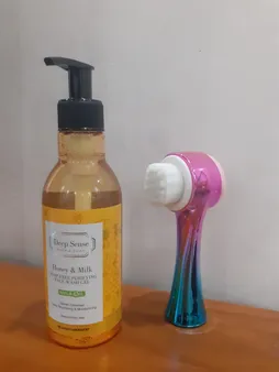 ژل شستشوی صورت دیپ سنس مدل شیر و عسل مناسب پوست های خشک و معمولی حجم 250 میلی‌ لیتر