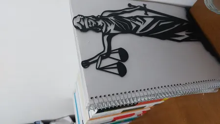 نگهدارنده کتاب نیتا مدل فرشته عدالت