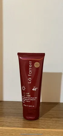 کرم ضدآفتاب و ضدلک رنگی لافارر مدل SPF40-Medium، مناسب پوست‌های چرب، حجم 40 میلی‌لیتر