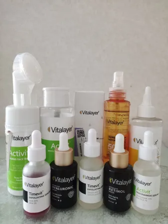 اسپری ضدآفتاب بدون رنگ ویتالیر SPF50 مدل Vitamine C ‌مناسب برای انواع پوست، حجم 150 میلی‌لیتر