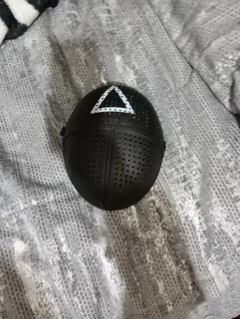 ماسک ایفای نقش مدل سربازان اسکویید گیم طرح مثلث