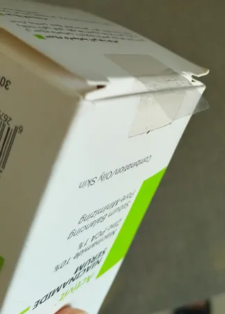 سرم آبرسان پوست ویتالیر مدل نیاسینامید مناسب برای پوست های دارای جوش حجم 30 میلی لیتر