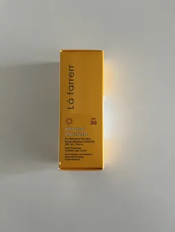 کرم ضدآفتاب و ضدلک بی‌رنگ لافارر مدل SPF30، مناسب پوست‌های خشک و معمولی، حجم 40 میلی‌لیتر