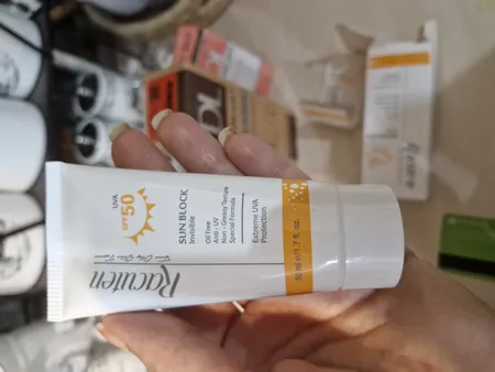 ضدآفتاب بی‌رنگ راکوتن مدل پوست چرب و مختلط، حجم 50 میلی‌لیتر