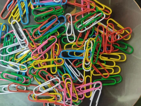 گیره کاغذ رایدین مدل رنگی سایز 28-33میلی متر - بسته 100 عددی