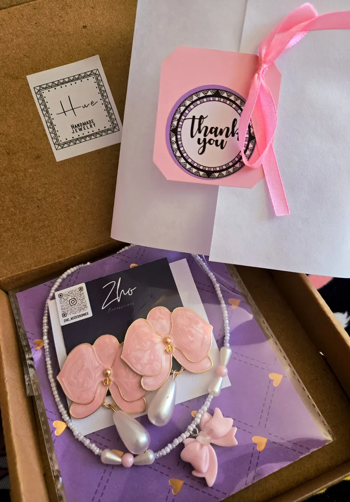 گردنبند دست ساز زنانه مدل منجوقی پاپیون و مروارید