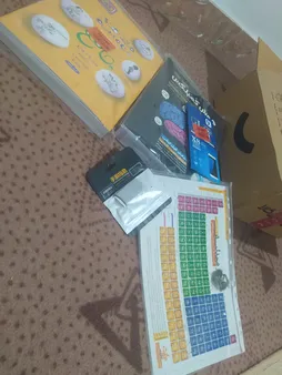 پوستر آموزشی نارنجی طرح جدول تناوبی مندلیف مدل D4 سایز A4