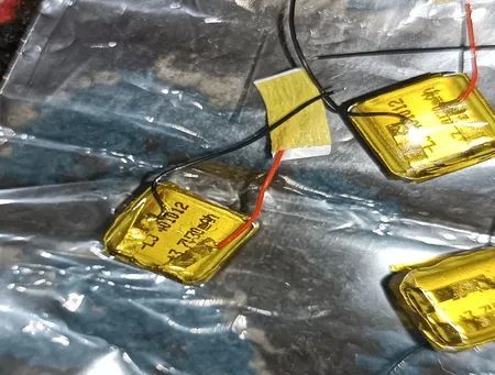 باتری لیتیوم-یون قابل شارژ کد ICR-6671 ظرفیت 90 میلی آمپرساعت مناسب برای ایرپاد بسته 6 عددی