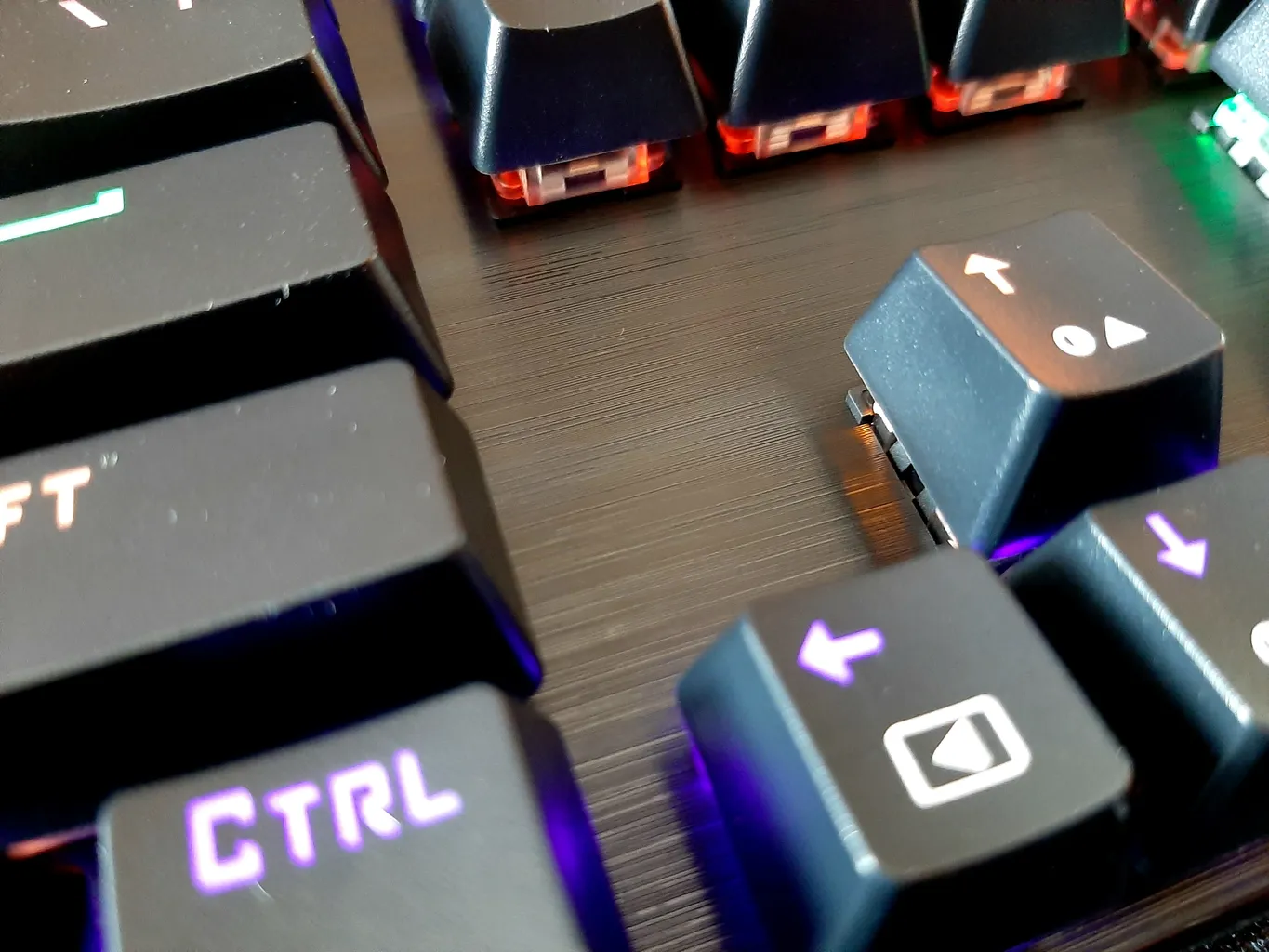 کیبورد گیمینگ ردراگون مدل K208، سوییچ مکانیکال آبی، Full-Size، نورپردازی RGB