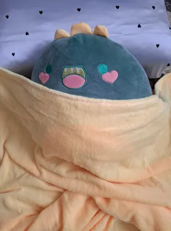 عروسک طرح دایناسور بالشتی کد JIMI110 ارتفاع 50 سانتی‌ متر به همراه پتو