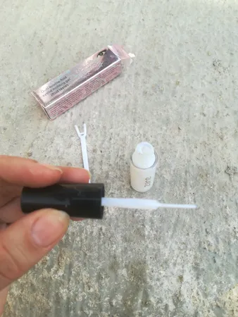 چسب مژه مصنوعی زد وان مدل p1221 حجم 10 میلی لیتر