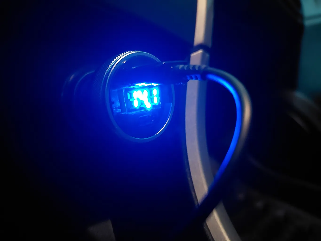 شارژر فندکی 36 وات ایساگر مدل King Kong