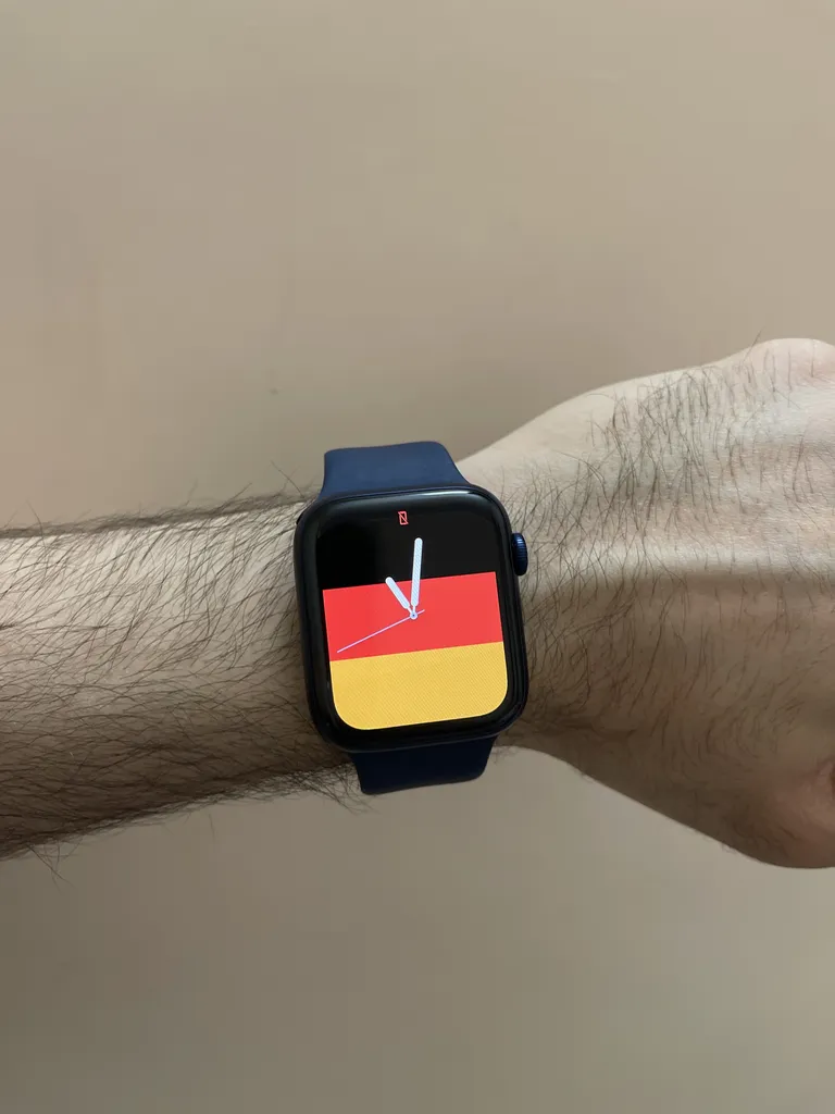 ساعت هوشمند اپل واچ سری 6 مدل 44mm Aluminum Case with Sport silicone Band، صفحه نمایش لمسی 1.78 اینچ با Retina LTPO OLED، سازگار با iPhone 6S به بالا و IOS 14 به بالا، قابلیت مکالمه از طریق بلوتوث، شمارنده ضربان قلب، شتاب‌سنج، گام‌شمار، باتری لیتیوم یونی