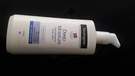 لوسیون روشن کننده بدن ام کیو مدل eclaircissante حجم 300 میلی لیتر