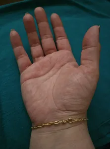 تجریه خرید دستبند کم اجرت طلا 18 عیار زنانه ماوی گالری مدل کارتیه پیچی