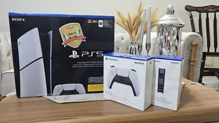 کنسول بازی سونی مدل PlayStation 5 Slim Digital Edition ظرفیت 1 ترابایت ریجن 2016B اروپا به همراه دسته اضافی و پایه شارژر