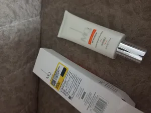 تجریه خرید کرم ضدآفتاب بی‌رنگ ام کیو SPF50 مدل INVISIBLE، مناسب پوست‌های چرب، حجم 55 میلی‌لیتر