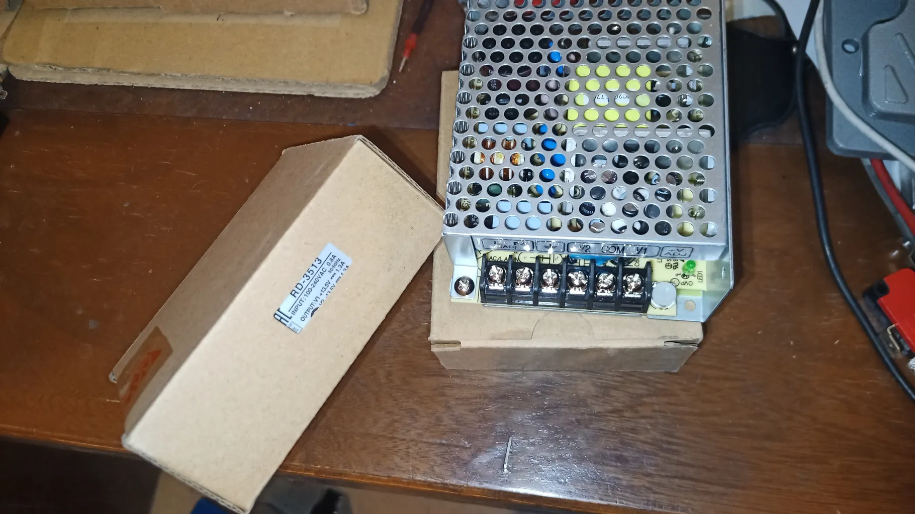 منبع تغذیه دو خروجی 13.5± ولت 1.3 آمپر مینول مدل RD-3513