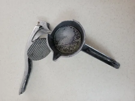 آب انار گیری دستی مدل YP27