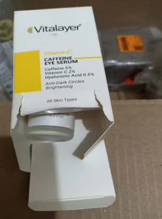 سرم روشن کننده دور چشم ویتالیر مدل ویتامین C مناسب برای انواع پوست حجم 30 میلی لیتر