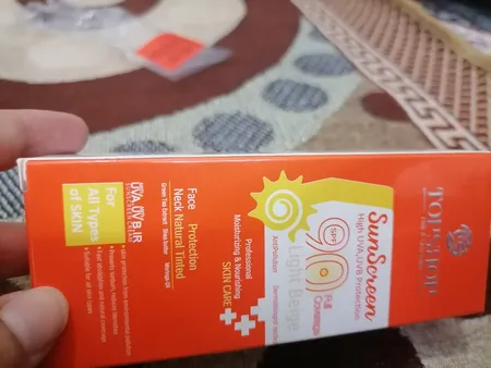 کرم ضد آفتاب رنگی تاپ شاپ مدل Light Beige SPF 90 مناسب انواع پوست حجم 50 میلی لیتر