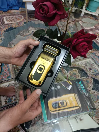 ماشین اصلاح موی صورت وی جی ار مدل V_332، اصلاح به صورت فویلی، صفر زن، منبع انرژی باتری قابل شارژ، تکنولوژی اصلاح به صورت برش چرخشی، به همراه برس تمیزکننده، جنس تیغه از استیل ضد زنگ