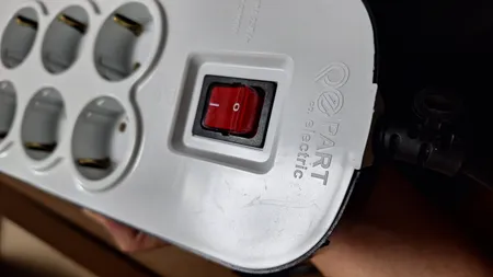 محافظ ولتاژ پارت الکتریک مدل PE8791