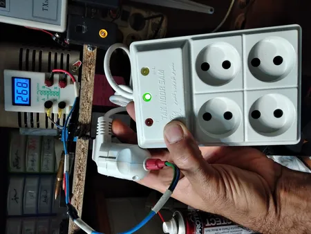 محافظ ولتاژ تک نور مدل TN-4P-3M