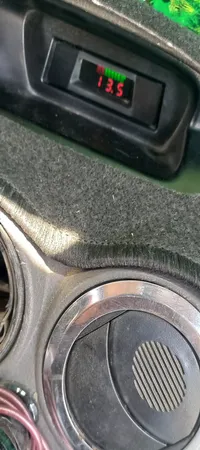 نمایشگر ولتاژ و سطح شارژ باتری مدل J128